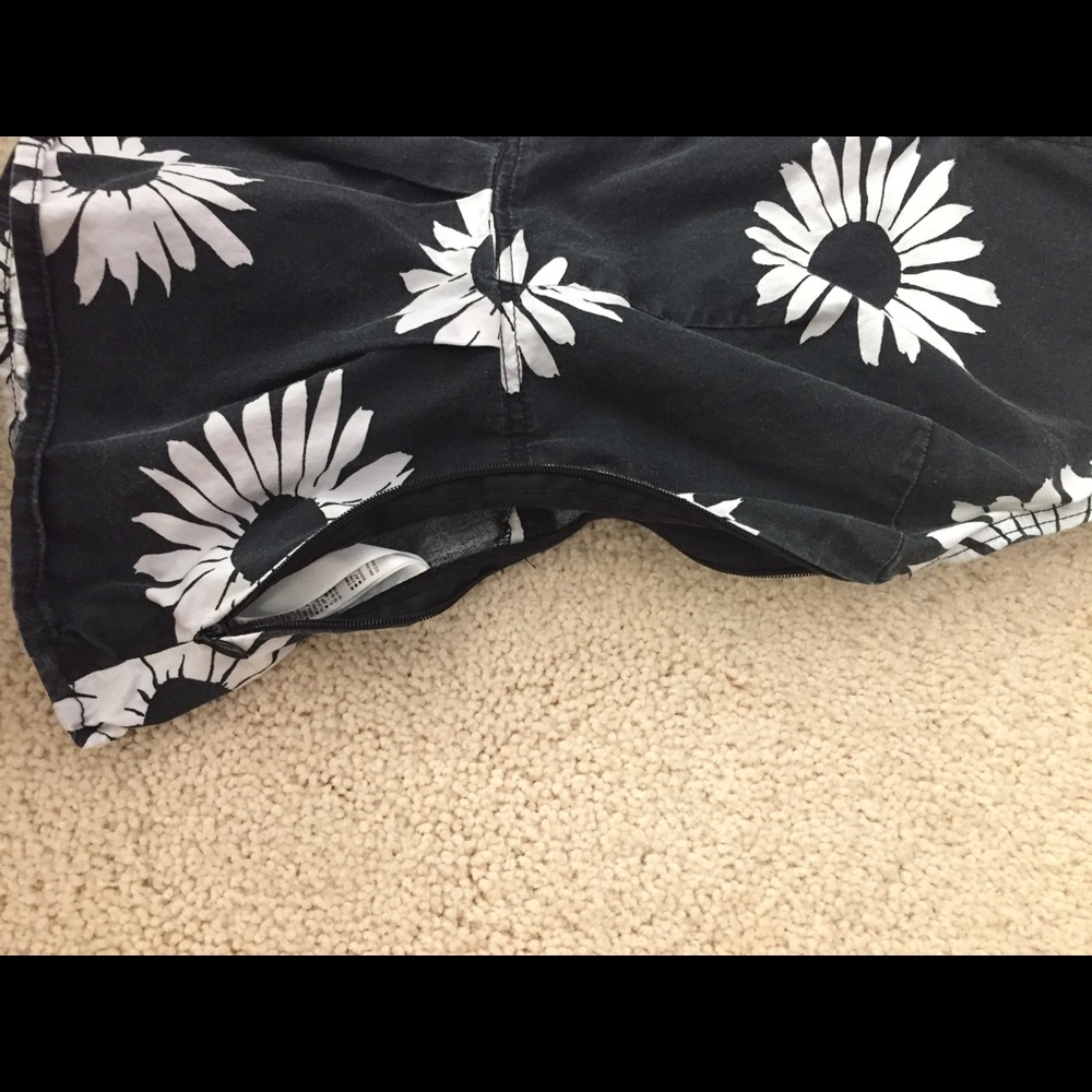 Gap tank top with fun flowers - Picture 3 of 3